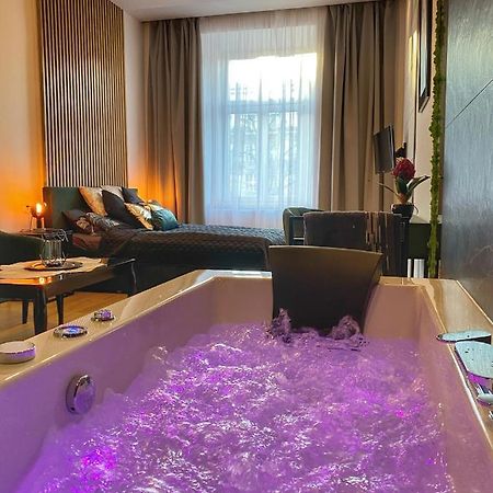 Apartament Czarny Z Jacuzzi Krakau Buitenkant foto