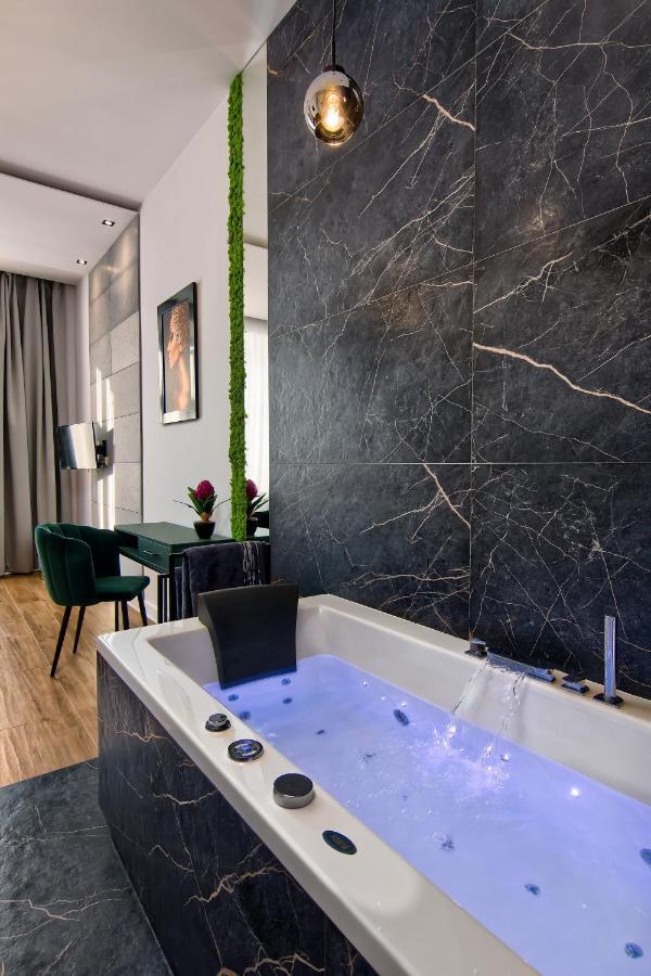 Apartament Czarny Z Jacuzzi Krakau Buitenkant foto